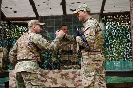 Eine hochqualifizierte militärische Einheit entwickelt und organisiert eine taktische Mission, während sie während einer Briefing-Sitzung eine militärische Landkarte studiert. 