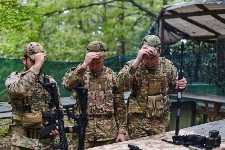 Una unidad militar de élite se prepara para una operación forestal peligrosa, mostrando destreza táctica, habilidades de camuflaje y preparación estratégica. 