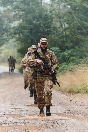 Foto de Una unidad militar disciplinada y especializada, vestida de camuflaje, patrullando estratégicamente y manteniendo el control en un entorno de alto riesgo, mostrando su precisión, unidad y disposición para - Imagen libre de derechos
