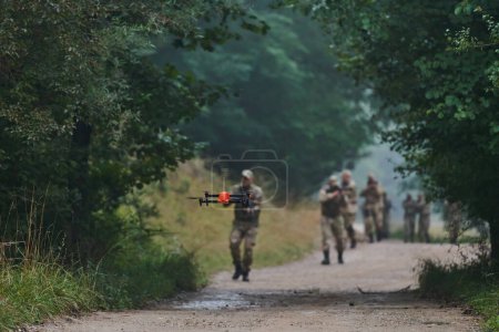 Unité militaire d'élite défilant et sécurisant la forêt, utilisant des drones pour le balayage du terrain et la reconnaissance, montrant leurs compétences avancées et leur formation spécialisée dans les opérations à haut risque.