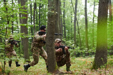 Une unité militaire disciplinée et spécialisée, revêtue de camouflage, patrouillant stratégiquement et maintenant le contrôle dans un environnement à enjeux élevés, démontrant leur précision, leur unité et leur état de préparation pour