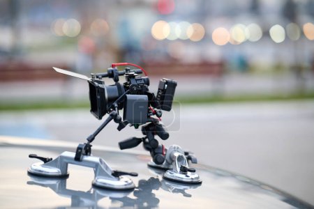 Téléchargez les photos : Un appareil photo professionnel est monté sur un véhicule, prêt à filmer des projets cinématographiques et des publicités en déplacement. - en image libre de droit