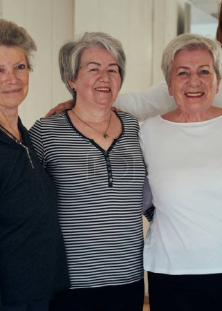 Une communauté dynamique de femmes âgées, guidées par leur instructrice, embrasse le parcours enrichissant du yoga, favorisant l'unité, le bien-être et un engagement commun envers le vieillissement actif.. 