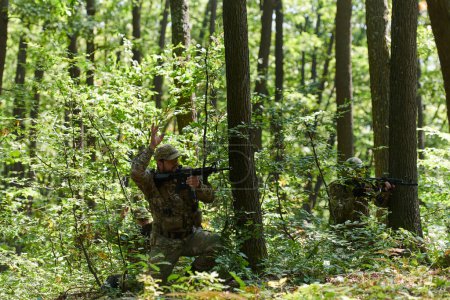 Un soldat d'élite, camouflé et naviguant furtivement à travers un terrain boisé dangereux, exécute une mission secrète dans une zone forestière isolée. 