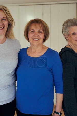 Foto de Una vibrante comunidad de mujeres mayores, guiadas por su instructora, abraza el enriquecedor viaje del yoga, fomentando la unidad, el bienestar y un compromiso compartido con el envejecimiento activo.. - Imagen libre de derechos