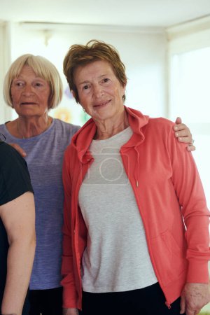 Foto de Una vibrante comunidad de mujeres mayores, guiadas por su instructora, abraza el enriquecedor viaje del yoga, fomentando la unidad, el bienestar y un compromiso compartido con el envejecimiento activo.. - Imagen libre de derechos