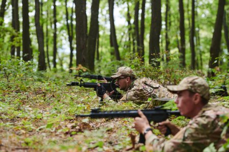 Elitesoldaten manövrieren heimlich durch den dichten Wald, getarnt in Spezialausrüstung, während sie sich auf eine verdeckte und strategische militärische Mission begeben. 