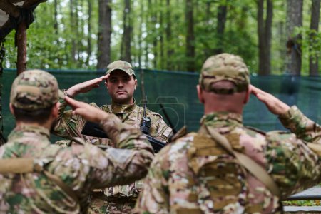 Un soldat dévoué salue son unité d'élite, faisant preuve de camaraderie et de préparation pour les opérations militaires les plus périlleuses. 