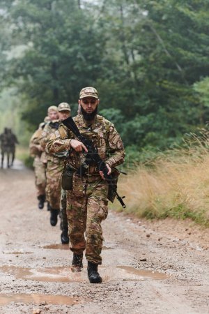 Una unidad militar disciplinada y especializada, vestida de camuflaje, patrullando estratégicamente y manteniendo el control en un entorno de alto riesgo, mostrando su precisión, unidad y disposición para