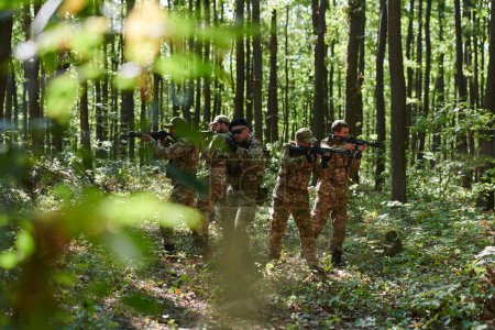 Foto de Una unidad militar antiterrorista especializada lleva a cabo una operación encubierta en bosques densos y peligrosos, demostrando precisión, disciplina y preparación estratégica. - Imagen libre de derechos