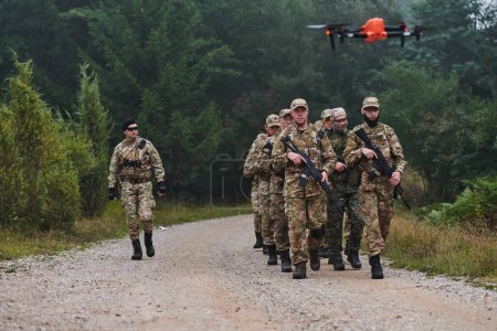 Une unité militaire d'élite, dirigée par un major, parade en toute confiance dans une forêt dense, faisant preuve de précision, de discipline et d'état de préparation pour les opérations à haut risque. 