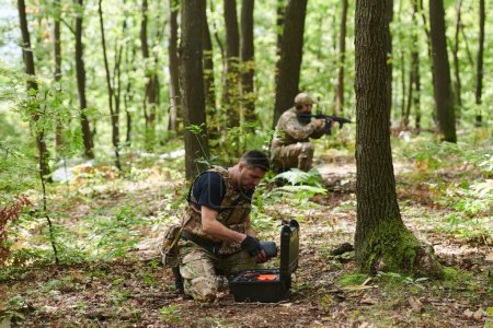 Une unité antiterroriste militaire spécialisée mène une opération secrète dans des forêts denses et dangereuses, démontrant précision, discipline et état de préparation stratégique.. 