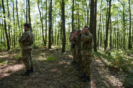 Eine engagierte Gruppe von Soldaten verrichtet inmitten der schwierigen und gefährlichen Bedingungen einer Militäroperation in dicht bewaldeten Gebieten das islamische Gebet. 
