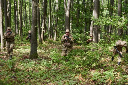 Foto de Una unidad militar antiterrorista especializada lleva a cabo una operación encubierta en bosques densos y peligrosos, demostrando precisión, disciplina y preparación estratégica. - Imagen libre de derechos