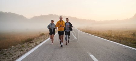Un groupe de collègues sportifs se réunissent pour une course avant l'aube, l'air brumeux et la lumière du matin créant une atmosphère de camaraderie et de détermination. 