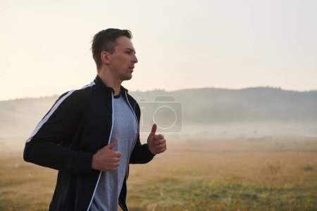 Téléchargez les photos : Un homme athlétique fait preuve de détermination alors qu'il court, incarnant un engagement envers un mode de vie sain et la préparation d'une prochaine compétition de marathon - en image libre de droit