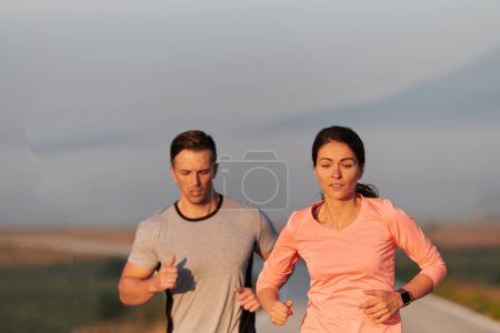 Una pareja corre a través de un camino cubierto de sol, sus cuerpos fuertes y sanos, su amor por los demás y el aire libre evidente en cada paso. 