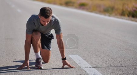 Téléchargez les photos : Un homme athlétique fait preuve de détermination alors qu'il court, incarnant un engagement envers un mode de vie sain et la préparation d'une prochaine compétition de marathon - en image libre de droit