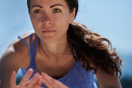 Téléchargez les photos : Une femme athlétique déterminée s'engage dans des étirements post-course, incarnant son dévouement à son voyage de remise en forme et nourrissant son corps flexibilité et bien-être - en image libre de droit