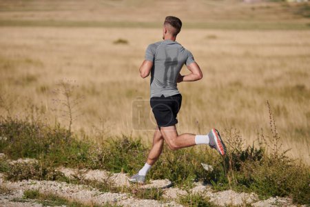 Foto de Un hombre atlético emana determinación mientras corre, encarnando un compromiso con un estilo de vida saludable y la preparación para una próxima competencia maratón - Imagen libre de derechos