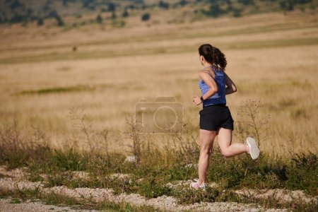 Téléchargez les photos : Forte et déterminée, une coureuse solitaire poursuit ses objectifs de forme physique avec ferveur, se préparant pour les prochains défis du marathon tout en adoptant un mode de vie sain. - en image libre de droit