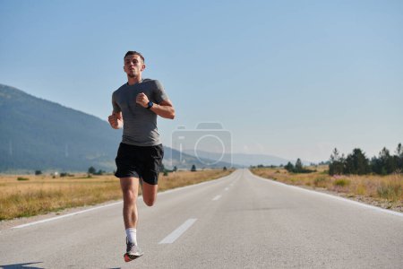Foto de Un corredor de maratón altamente motivado muestra una determinación inquebrantable mientras entrena sin descanso para su próxima carrera, impulsado por su ardiente deseo de alcanzar sus objetivos. - Imagen libre de derechos