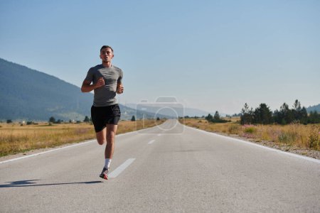 Téléchargez les photos : Un coureur de marathon très motivé fait preuve d'une détermination inébranlable alors qu'il s'entraîne sans relâche pour sa prochaine course, alimenté par son désir ardent d'atteindre ses objectifs. - en image libre de droit