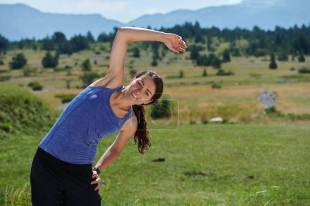  Una mujer atlética determinada se involucra en estiramientos posteriores a la carrera, personificando la dedicación a su viaje de acondicionamiento físico y nutriendo la flexibilidad y el bienestar de su cuerpo.