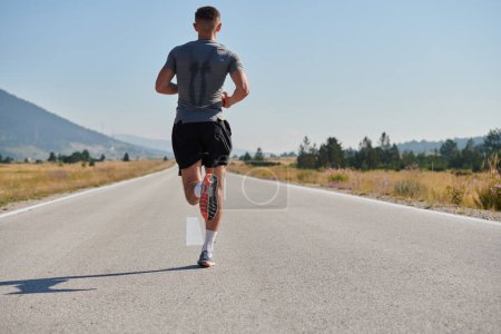 Ein hochmotivierter Marathonläufer zeigt unerschütterliche Entschlossenheit, während er unerbittlich für sein nächstes Rennen trainiert, angetrieben von seinem brennenden Wunsch, seine Ziele zu erreichen.. 