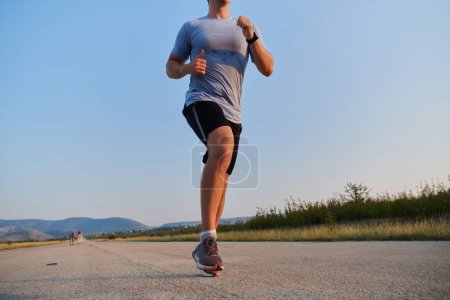 Foto de Un corredor de maratón altamente motivado muestra una determinación inquebrantable mientras entrena sin descanso para su próxima carrera, impulsado por su ardiente deseo de alcanzar sus objetivos. - Imagen libre de derechos