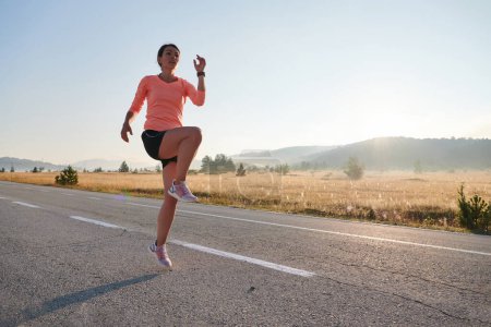  Una mujer atlética determinada se involucra en estiramientos posteriores a la carrera, personificando la dedicación a su viaje de acondicionamiento físico y nutriendo la flexibilidad y el bienestar de su cuerpo.