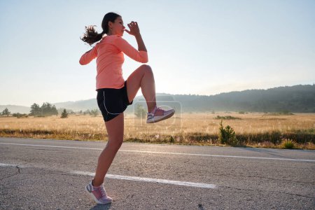  Eine entschlossene, athletische Frau übt sich nach dem Lauf in Stretching, was die Hingabe an ihre Fitness-Reise verkörpert und ihre Beweglichkeit und ihr Wohlbefinden fördert.
