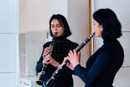 Una talentosa música morena exhibe su arte mientras sostiene con gracia y toca el clarinete sobre un fondo blanco prístino