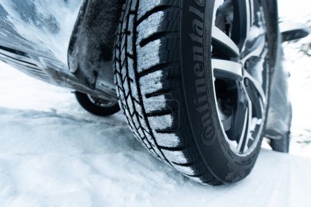 Téléchargez les photos : Photo en gros plan d'un pneu d'hiver sur une voiture - en image libre de droit