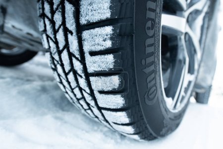 Foto de Una fotografía de cerca de un neumático de invierno en un coche - Imagen libre de derechos