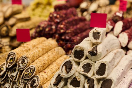Tauchen Sie ein in den lebendigen Wandteppich der kulinarischen Szene Istanbuls, während Sie Ihre Augen auf eine verlockende Palette traditioneller türkischer Süßigkeiten und Gebäck verzaubern, die die geschäftigen Straßen säumen und Sie einladen,
