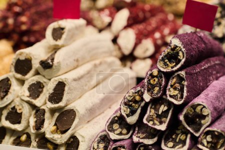 Plongez-vous dans la tapisserie vibrante de la scène culinaire hamster alors que vous régalez vos yeux sur un éventail alléchant de bonbons et de pâtisseries turques traditionnelles bordant les rues animées, vous invitant