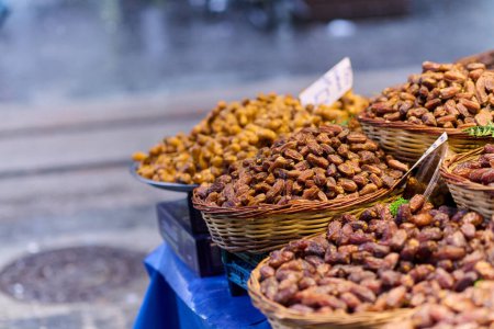 Foto de Fechas recién cosechadas, empacadas y listas para la venta, ofrecen un sabor de otoño en las calles de Estambul. - Imagen libre de derechos
