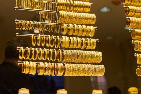 Téléchargez les photos : Golden Splendor, exquis bijoux en or fabriqués à la main exposés dans les rues animées et les ateliers traditionnels d'Istanbul. - en image libre de droit