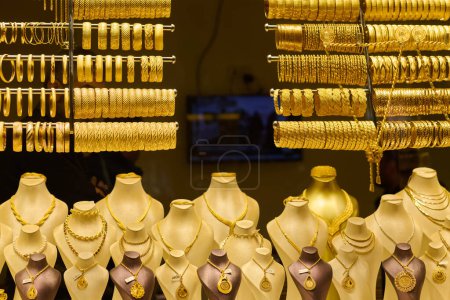 Foto de Esplendor dorado, exquisitas joyas de oro artesanales exhibidas en las bulliciosas calles y talleres tradicionales de Estambul. - Imagen libre de derechos