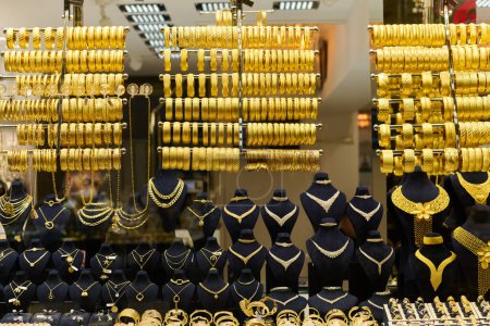 Foto de Esplendor dorado, exquisitas joyas de oro artesanales exhibidas en las bulliciosas calles y talleres tradicionales de Estambul. - Imagen libre de derechos