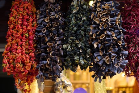 Téléchargez les photos : Le massepain séché est accroché dans une boutique située dans les rues traditionnelles turques. - en image libre de droit