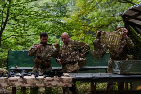 Foto de Una unidad militar de élite se prepara para una operación forestal peligrosa, mostrando destreza táctica, habilidades de camuflaje y preparación estratégica. - Imagen libre de derechos