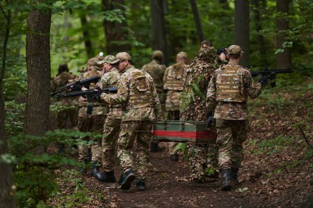 L'unité militaire d'élite, camouflée, transporte une caisse de munitions à travers la forêt dense, incarnant l'état de préparation stratégique et la précision de leur mission secrète.. 