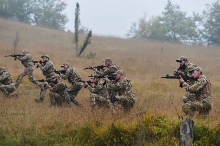 Une unité militaire disciplinée et spécialisée, revêtue de camouflage, patrouillant stratégiquement et maintenant le contrôle dans un environnement à enjeux élevés, démontrant leur précision, leur unité et leur état de préparation pour