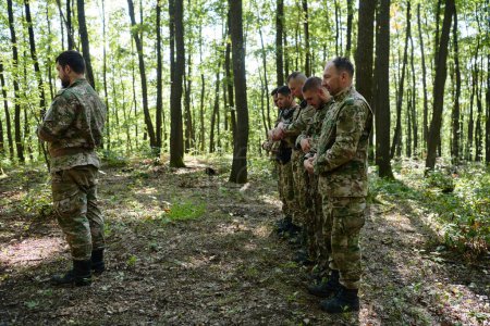 Un dedicado grupo de soldados se dedica a la oración islámica en medio de las difíciles y peligrosas condiciones de una operación militar en densas áreas boscosas. 