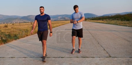 En prévision d'une prochaine compétition marathon, deux amis sportifs s'entraînent côte à côte, incarnant l'esprit de travail d'équipe, de dévouement et de soutien mutuel dans leur voyage de conditionnement physique partagé..