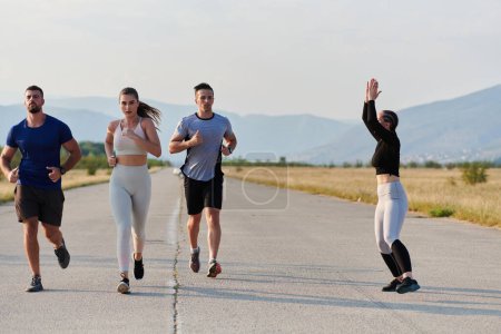 Foto de Un grupo de amigos mantiene un estilo de vida saludable al correr al aire libre en un día soleado, vinculándose con el fitness y disfrutando de los efectos energizantes del ejercicio y la naturaleza.. - Imagen libre de derechos