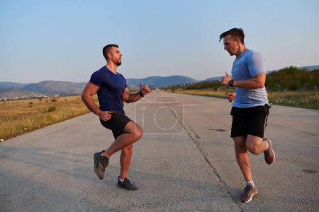 En previsión de una próxima competencia maratónica, dos amigos atléticos entrenan codo con codo, encarnando el espíritu de trabajo en equipo, dedicación y apoyo mutuo en su viaje de fitness compartido.