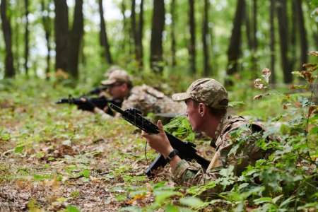 Elitesoldaten manövrieren heimlich durch den dichten Wald, getarnt in Spezialausrüstung, während sie sich auf eine verdeckte und strategische militärische Mission begeben. 